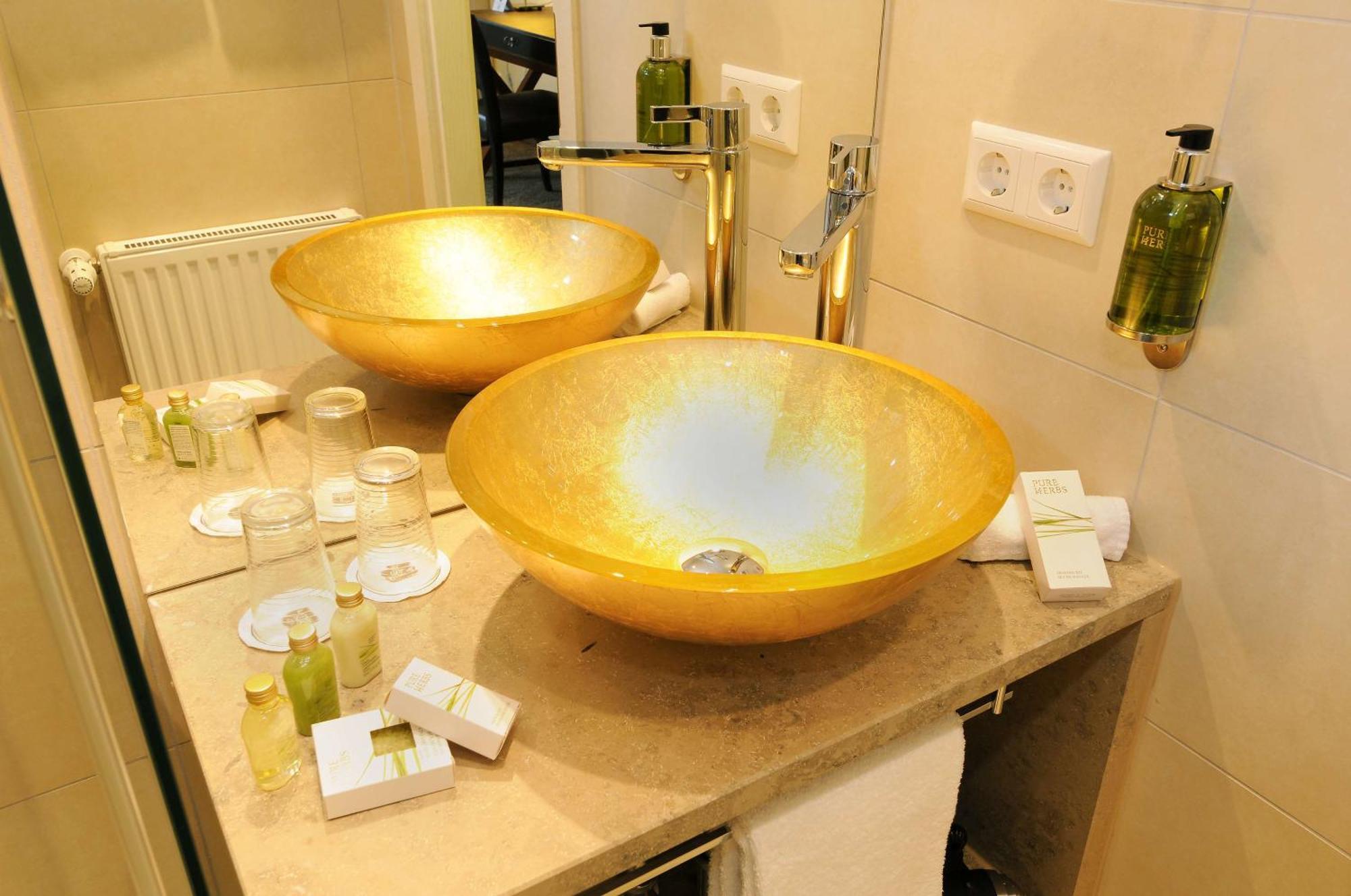 Western Atrium Hotel 4*